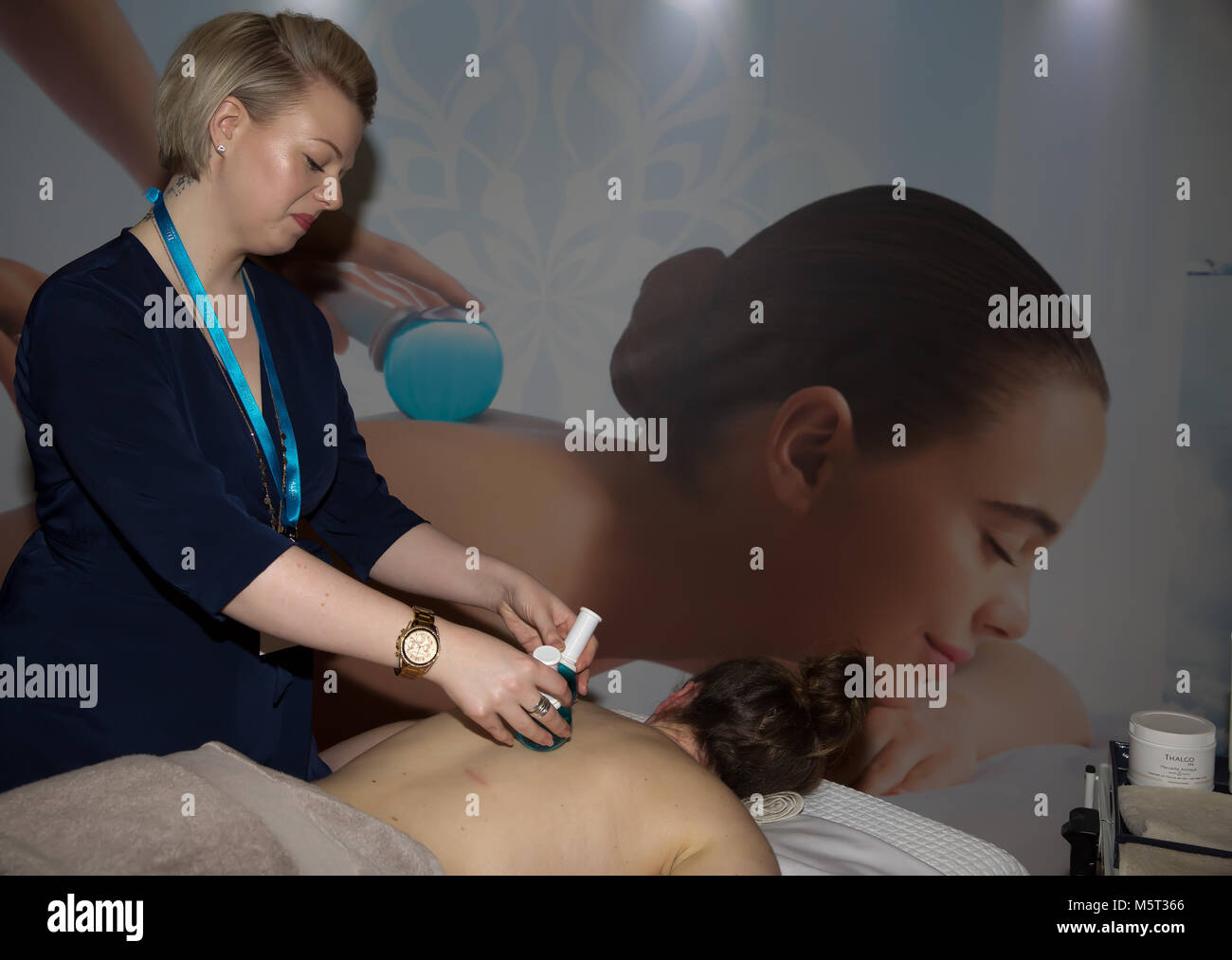 Londres, Royaume-Uni. Feb 26, 2018. Professional Beauty Salon de Londres a lieu à exceller sur deux jours. Il y a plus de 800 marques de la promotion de nouveaux produits et traitements ainsi que les lignes existantes. Il y a aussi des séminaires et des démonstrations en direct et la plupart des étals de réductions. Credit : Keith Larby/Alamy Live News Banque D'Images