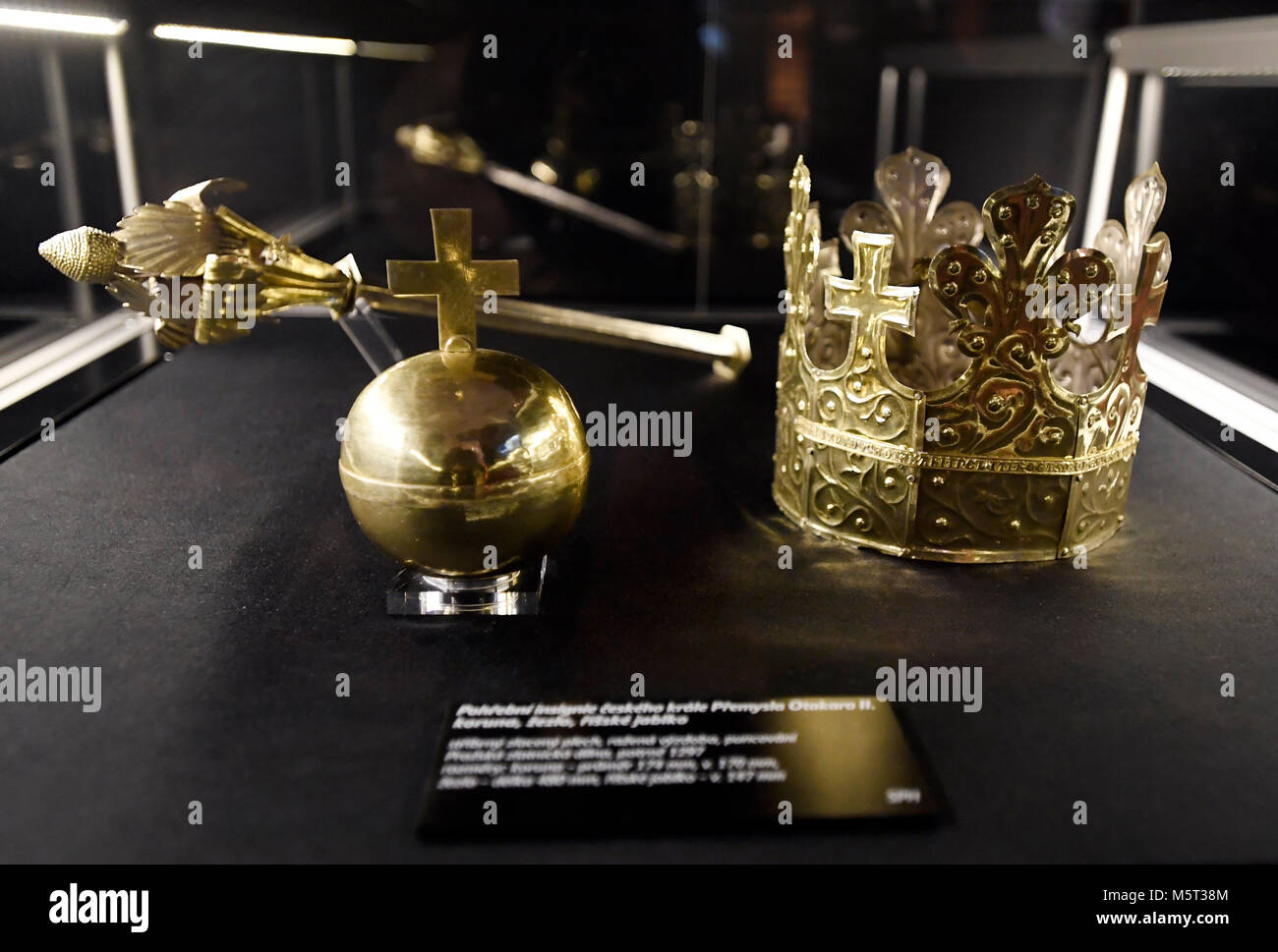 Prague, République tchèque. Feb 26, 2018. Bijoux funéraires d'Ottokar II de Bohême, la partie de la 'à travers le labyrinthe du Pays tchèque Histoire' exposition, est vu au Château de Prague à Prague, en République tchèque, le 26 février 2018. L'exposition débutera le 27 février. Photo : CTK Michal Krumphanzl/Photo/Alamy Live News Banque D'Images