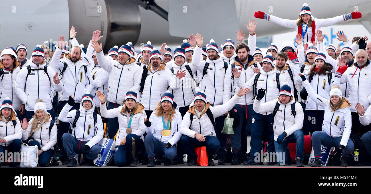 Prague, République tchèque. Feb 26, 2018. Double médaillé d'or olympique de ski et de l'Ester Ledecka snowboarder (rangée inférieure, 5e à partir de la gauche) et médaillé de bronze, la patineuse de vitesse Karolina Erbanova (rangée inférieure, 4e à partir de la gauche) est arrivé à Prague, en République tchèque, le lundi, 26 février 2018, après le 2018 Jeux Olympiques d'hiver à Pyeongchang, Corée du Sud. Photo : CTK Vit Simanek/Photo/Alamy Live News Banque D'Images