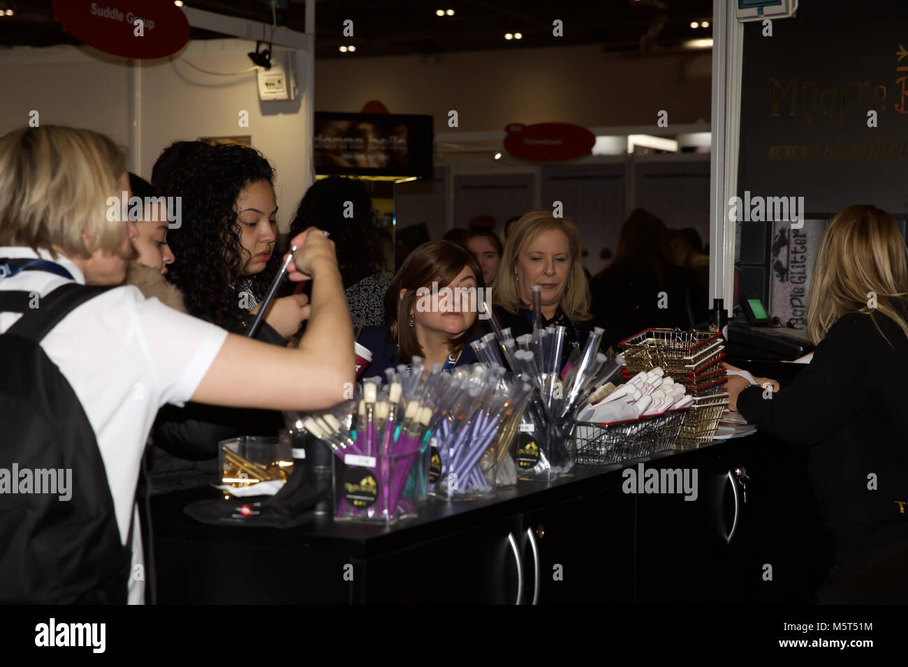 Londres, Royaume-Uni. Feb 26, 2018. Professional Beauty Salon de Londres a lieu à exceller sur deux jours. Il y a plus de 800 marques de la promotion de nouveaux produits et traitements ainsi que les lignes existantes. Il y a aussi des séminaires et des démonstrations en direct et la plupart des étals de réductions. Credit : Keith Larby/Alamy Live News Banque D'Images