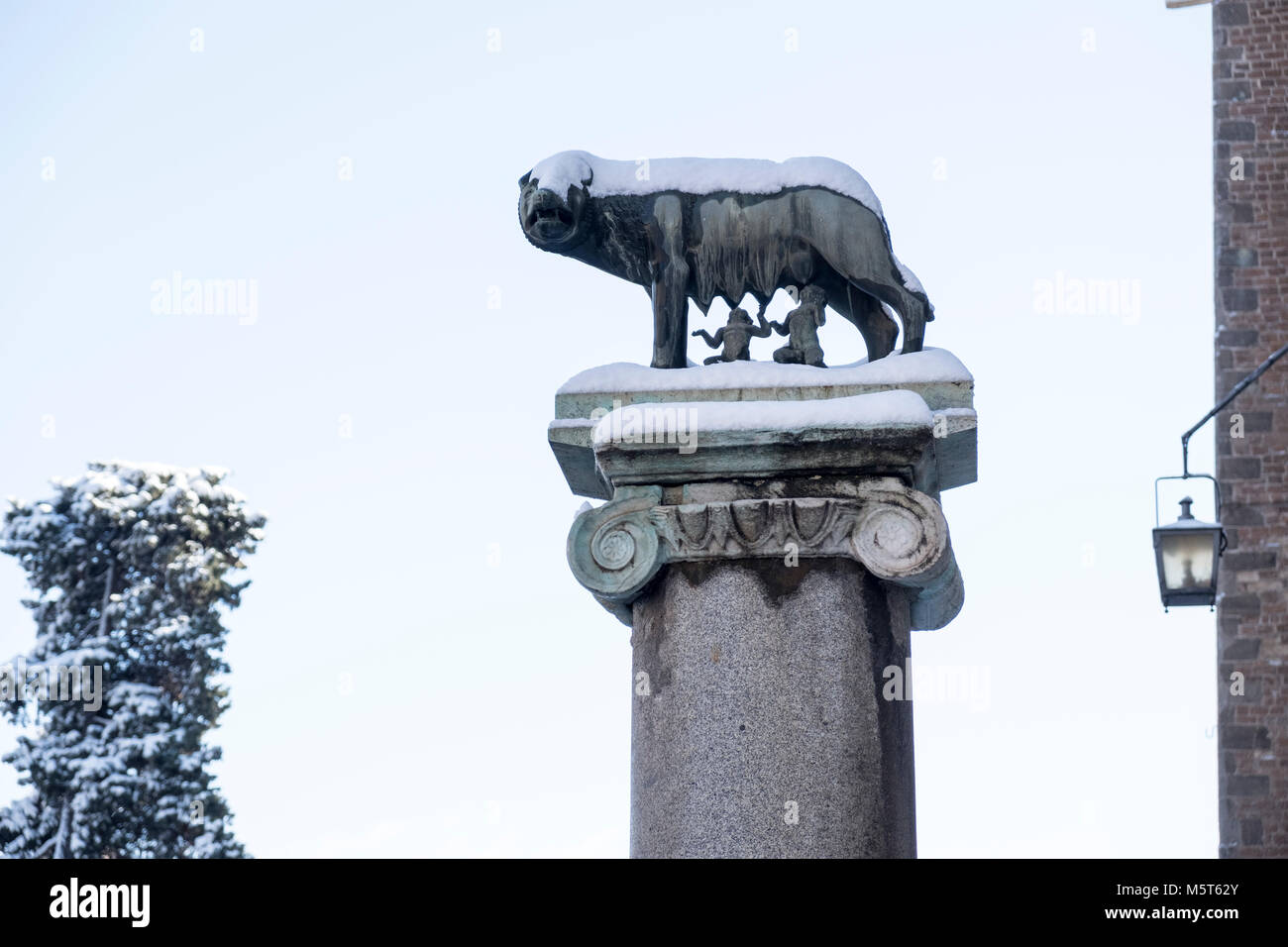 Rome, Italie. 26 février 2018. Rome est devenu un des rares pays merveilleux de l'hiver avec l'ensemble de ses sites célèbres couvertes de neige. Elle wolf couvertes de neige. Credit : Camilla66/Alamy Live News Banque D'Images