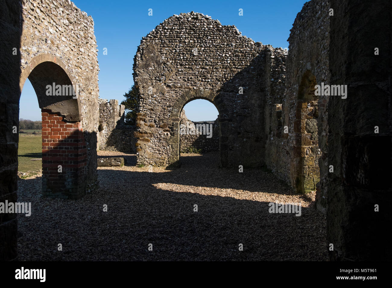 Cette église, qui a été construit au 12ème siècle, est situé au centre d'un rituel néolithique henge de terrassement. L'église du xiie siècle est b Banque D'Images