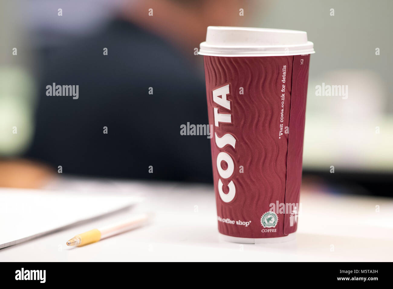 Costa Coffee tasse de papier sur une table. Banque D'Images