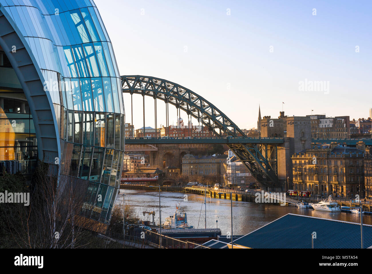 Tyneside, Angleterre, voir au-delà de la Sage Gateshead vers le pont Tyne et Quayside de la ville de Newcastle Upon Tyne, Royaume-Uni Banque D'Images