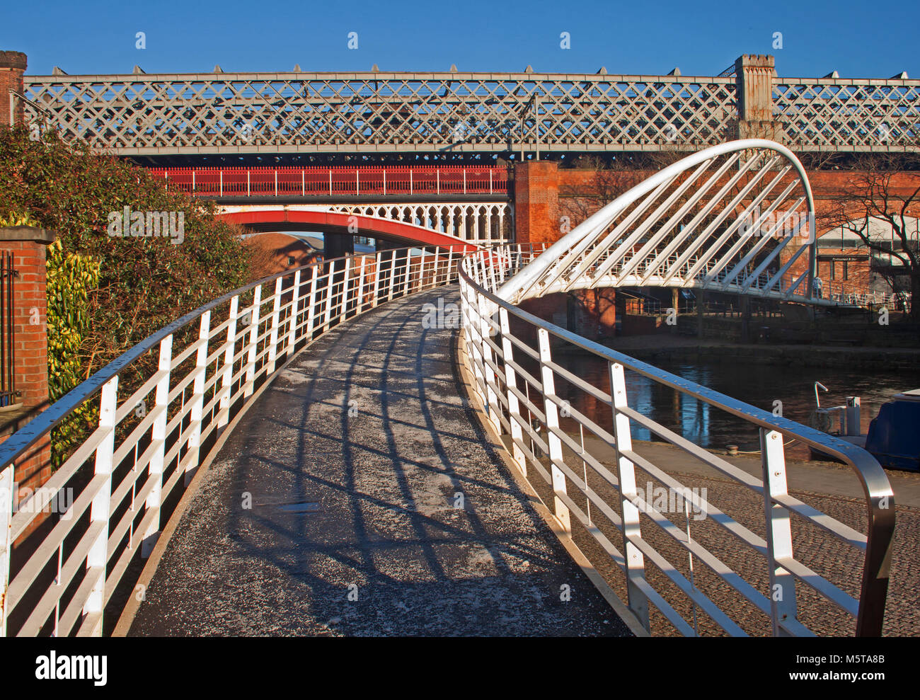 Des ponts de Castlefield, Manchester, avec son pont menant à l'œil de l'historique pont de chemin de fer Banque D'Images