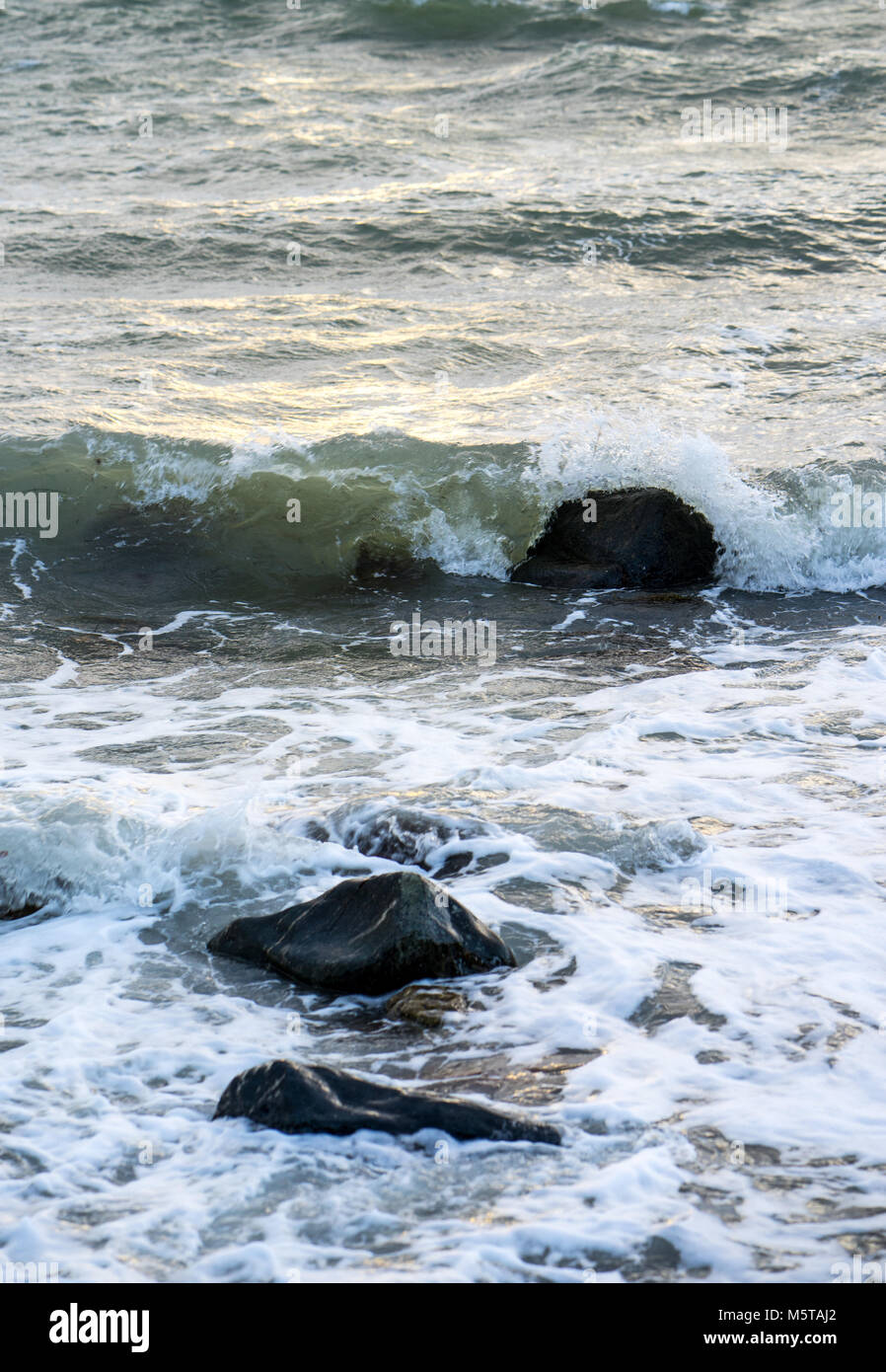 Vagues de pulvérisation de mousse dans l'océan Banque D'Images