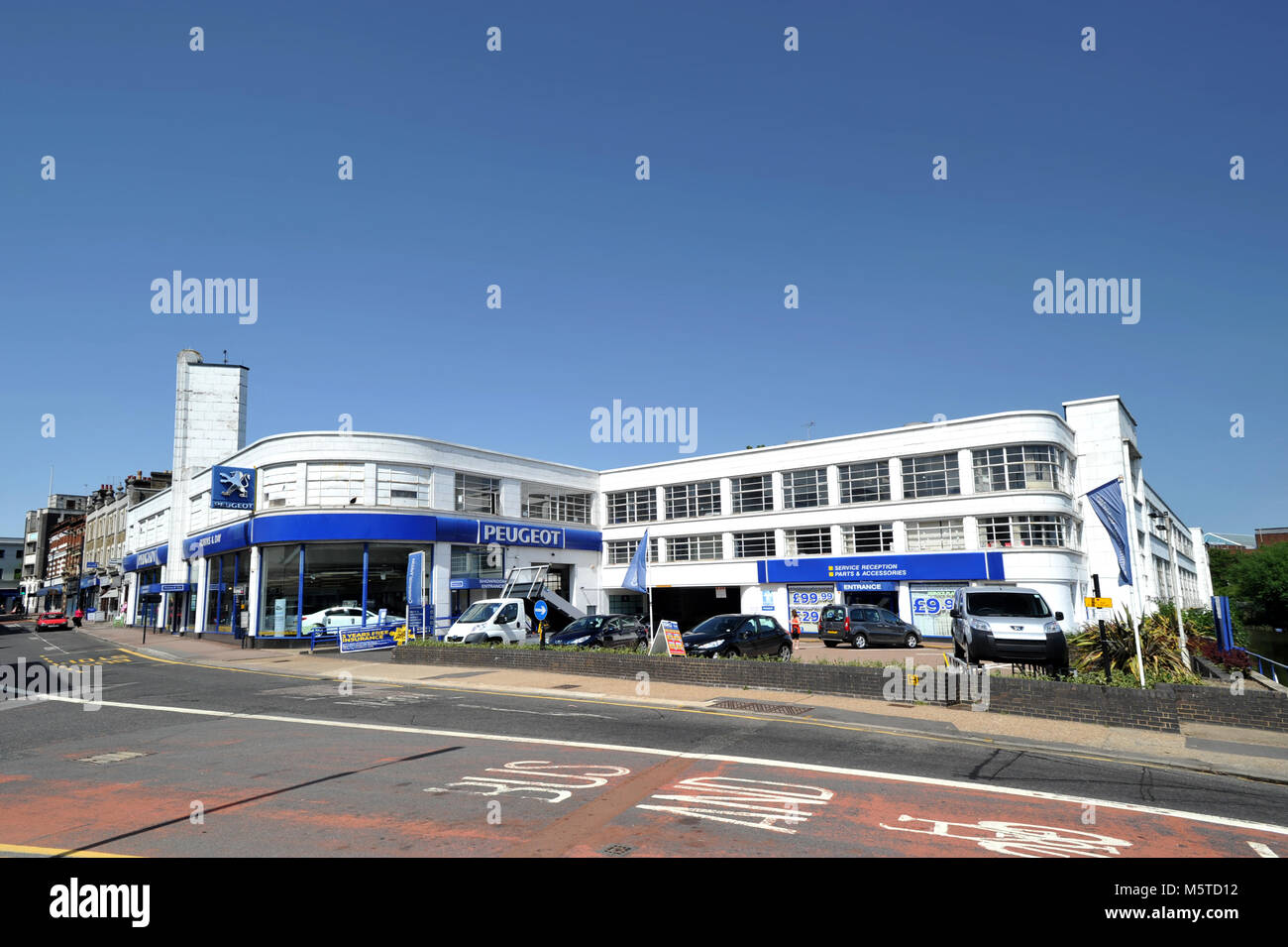 Moteur du groupe Rootes 1930 Usine de Maidstone, Kent, maintenant un concessionnaire Banque D'Images