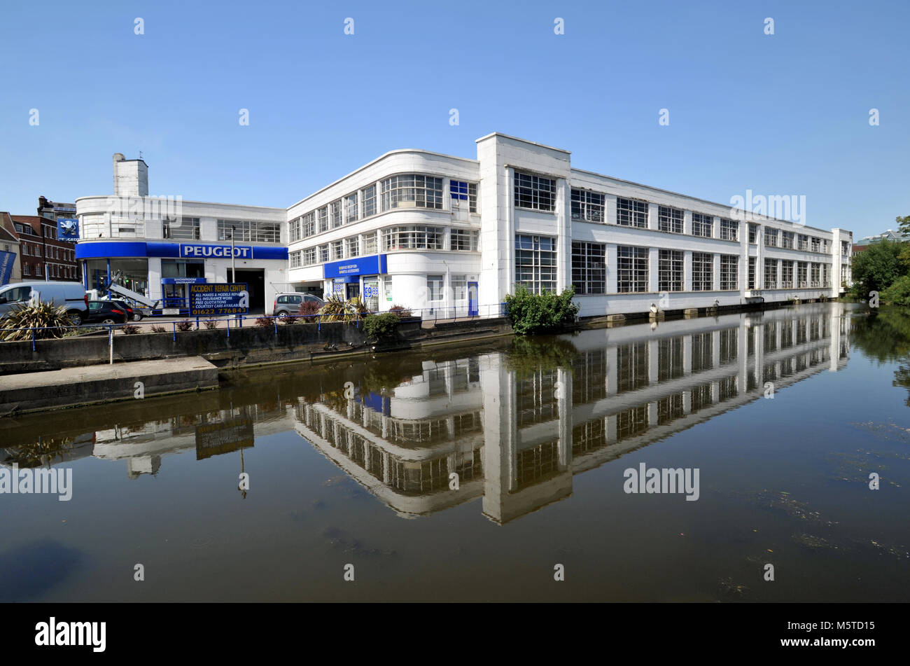 Moteur du groupe Rootes 1930 Usine de Maidstone, Kent, maintenant un concessionnaire Banque D'Images