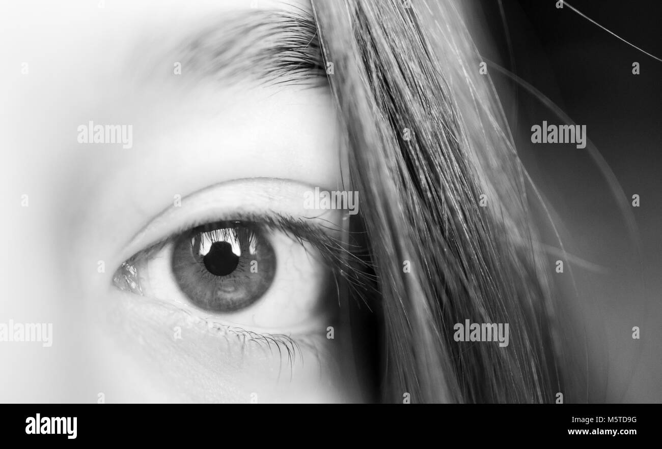 Gros Plan Macro noir et blanc de l'Œil de la jeune fille Banque D'Images