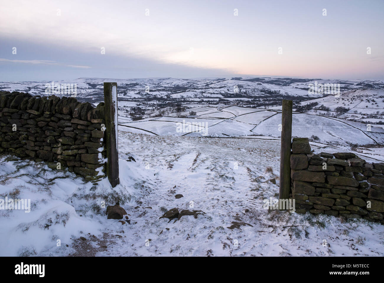 Matin d'hiver enneigé dans les collines du Peak District. Vue depuis le sud en direction de Chapelle-en-le-Frith, Derbyshire, Angleterre. Banque D'Images