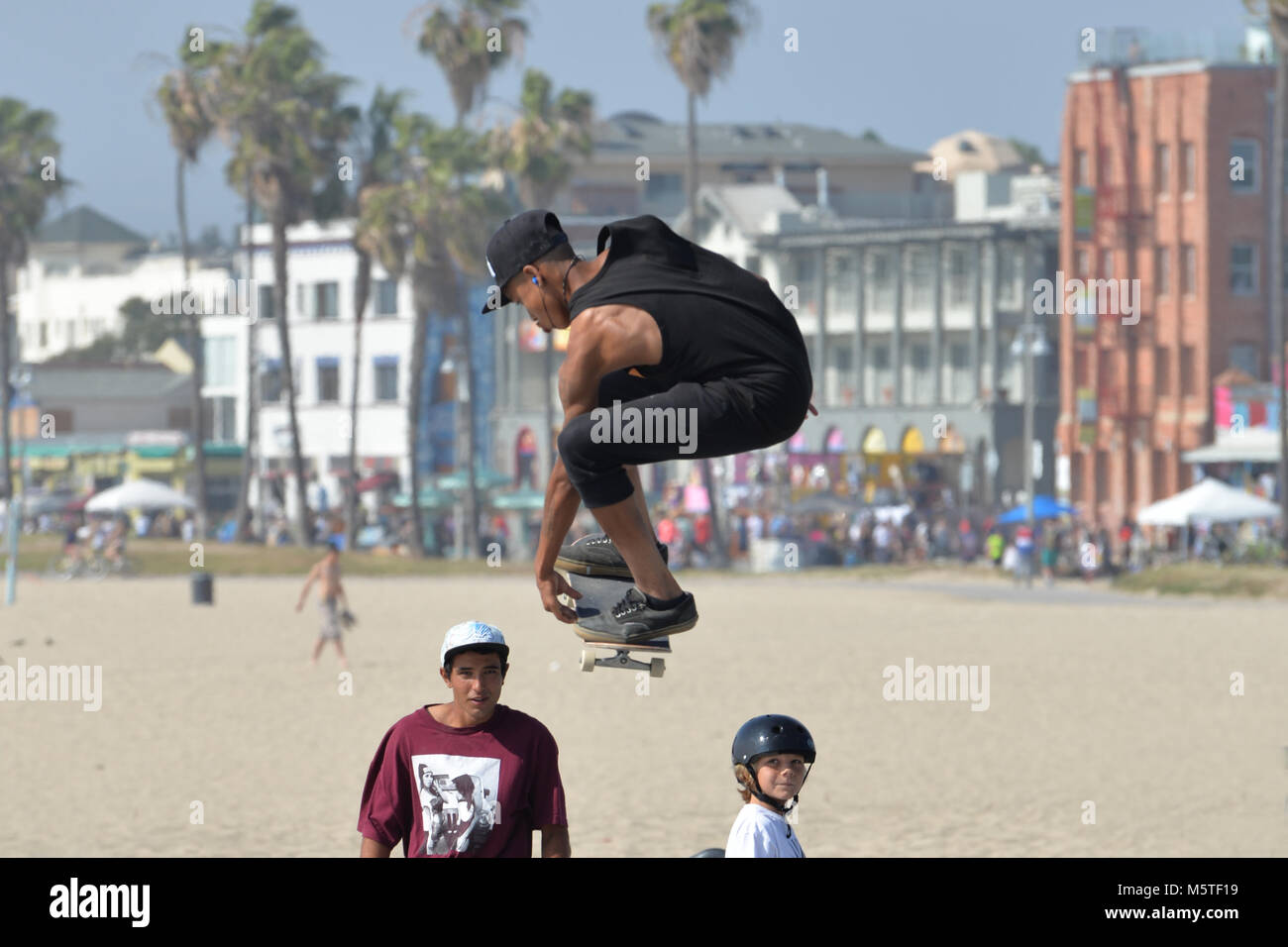 Un skateur professionnel performing tricks dans la piscine au skatepark de Venice Beach, Santa Monica, Californie, Banque D'Images