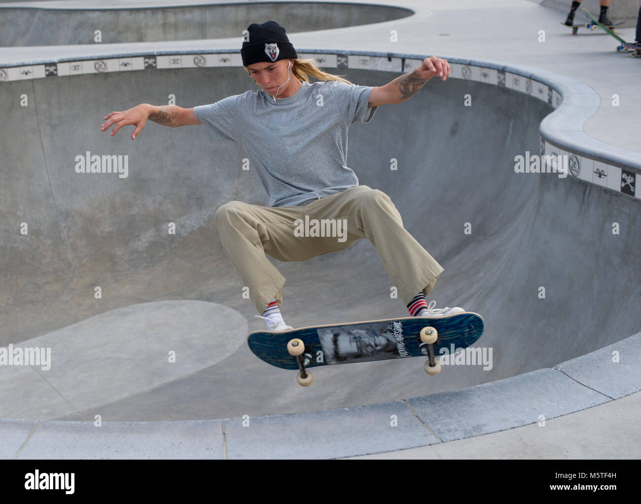 Un skateur professionnel performing tricks au skatepark de Venice Beach, Santa Monica, Californie, Banque D'Images