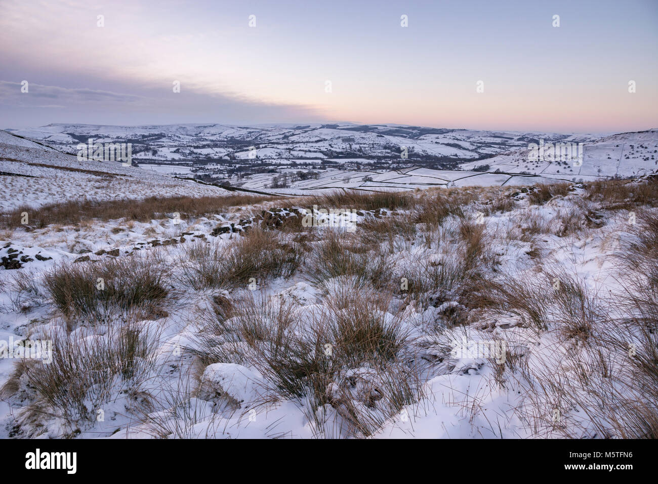 Matin d'hiver enneigé dans les collines du Peak District. Vue vers Chinley et Chapelle-en-le-Frith. Banque D'Images