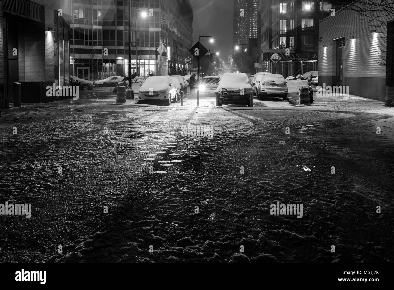 New York, USA - 9 décembre 2017 : Rue de la ville de Long Island à New York durant la tempête. Banque D'Images