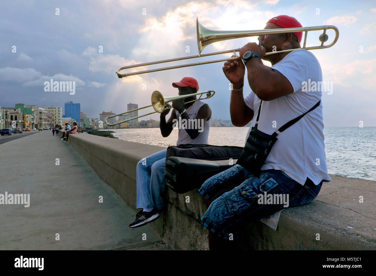 Buskers Trombone / musiciens qui jouent le long du Malecón Esplanade, La Havane, Cuba Banque D'Images