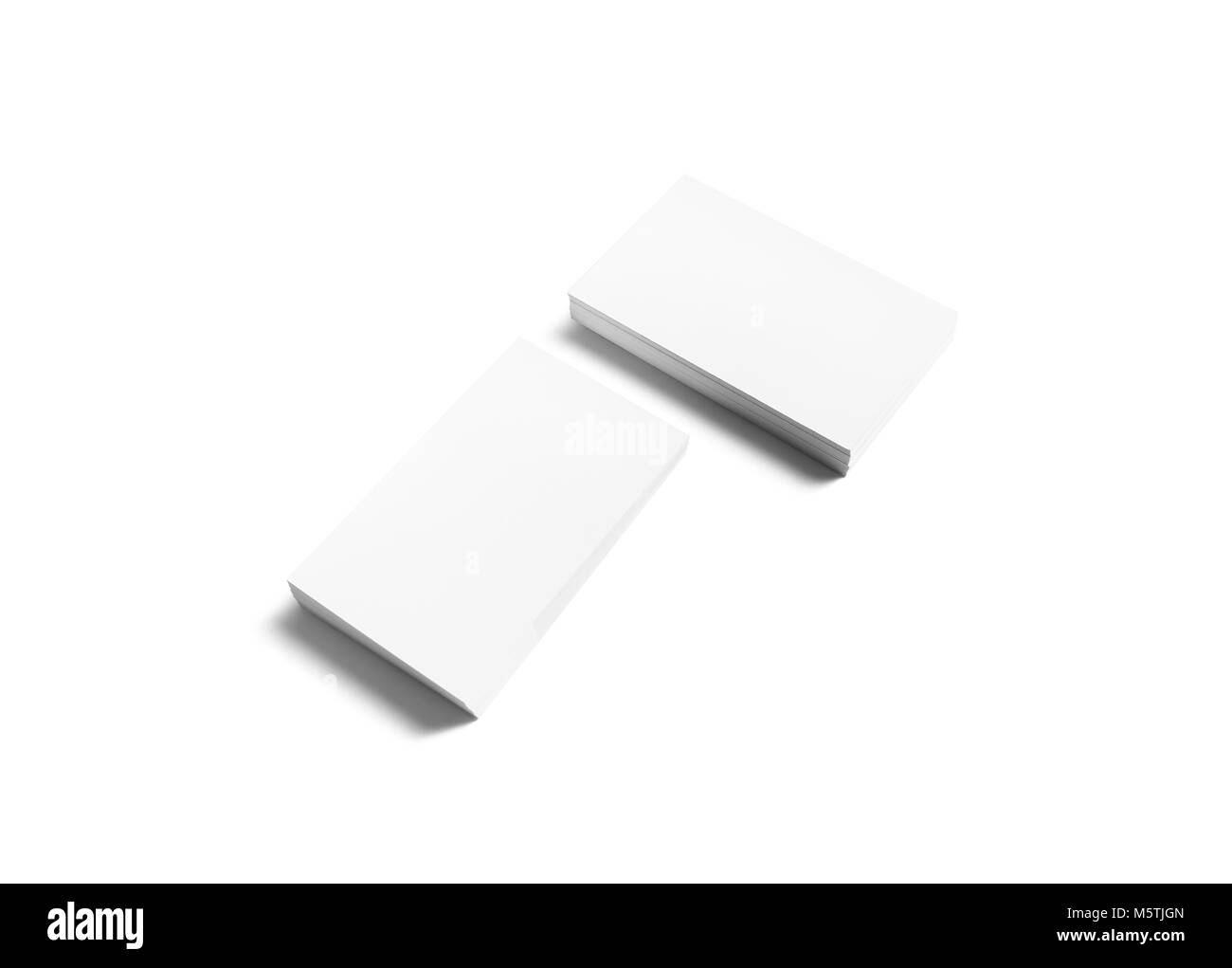 Photo de la pile de cartes d'affaires en blanc sur fond blanc.. Modèle pour l'identité de marque. Isolé avec chemin de détourage. Banque D'Images