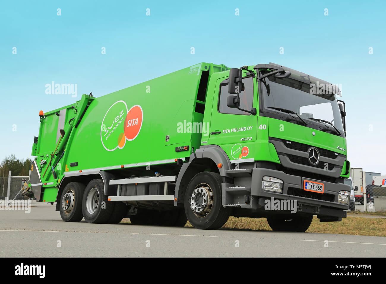 LIETO, FINLANDE - le 19 avril 2015 : Mercedes-Benz Axor 2533 Refuser chariot. L'Axor a été fabriqué par Mercedes-Benz conçu pour combler l'écart entre la Banque D'Images