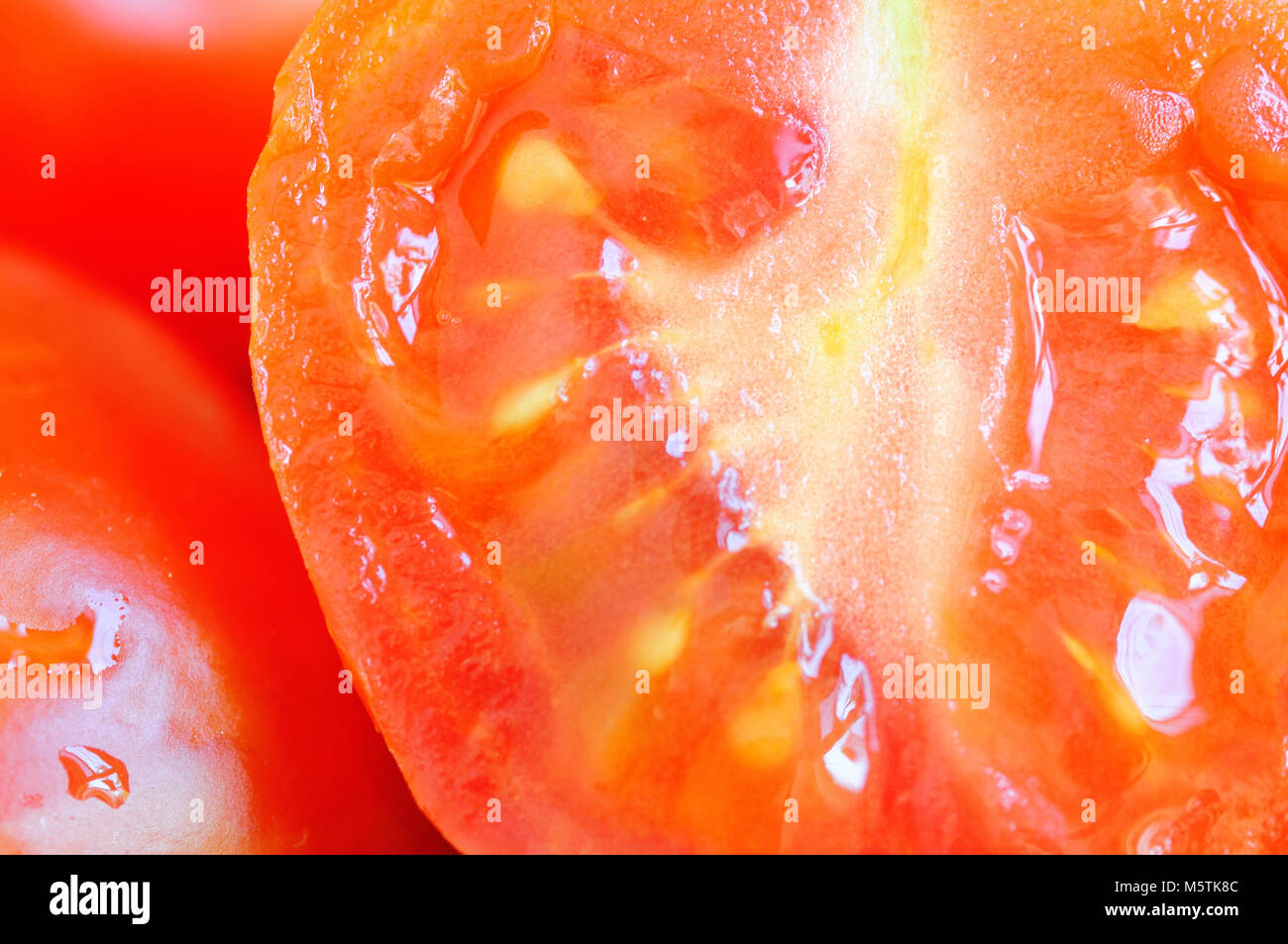 Vue rapprochée de petites tomates cerise de tri . Banque D'Images