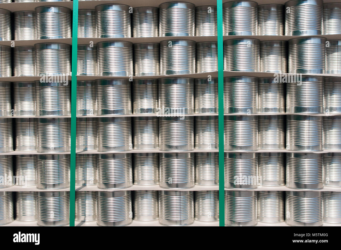 Pile de boîtes en métal brillant pour l'alimentation Banque D'Images