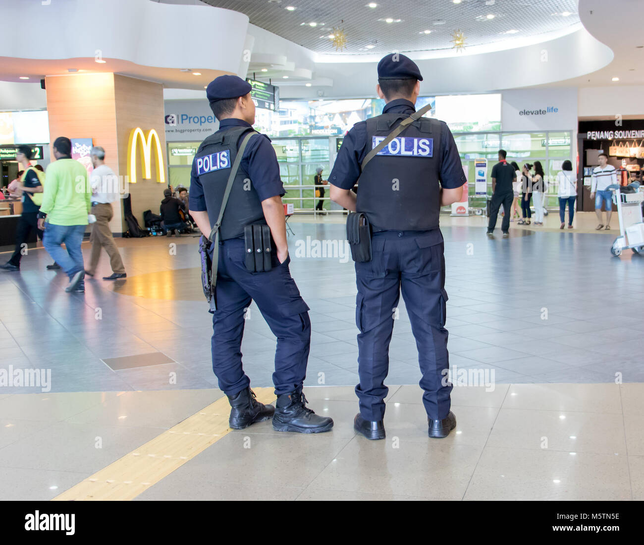 La MALAISIE, Penang, NOV 14 2017, une patrouille de police armés gardée dans le hall de l'aérogare. Banque D'Images