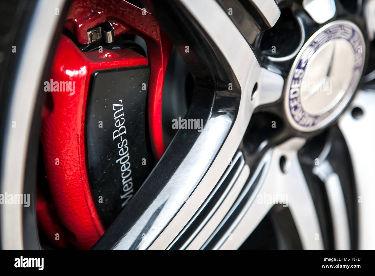 Close up de freins en céramique sur voiture de sport. Banque D'Images