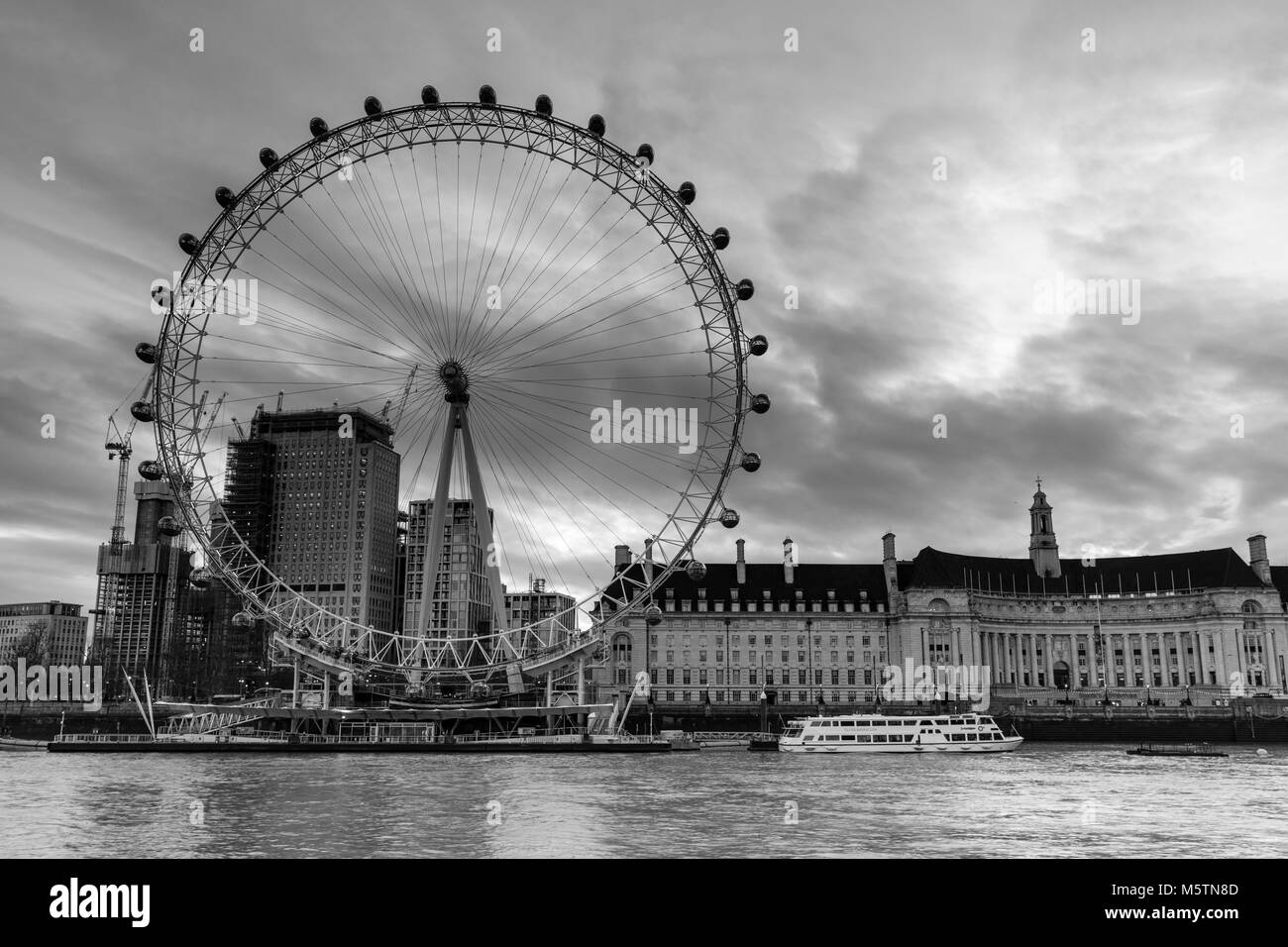 Le London Eye et le County Hall à l'aube de Victoria Embankment - Noir & Blanc Banque D'Images