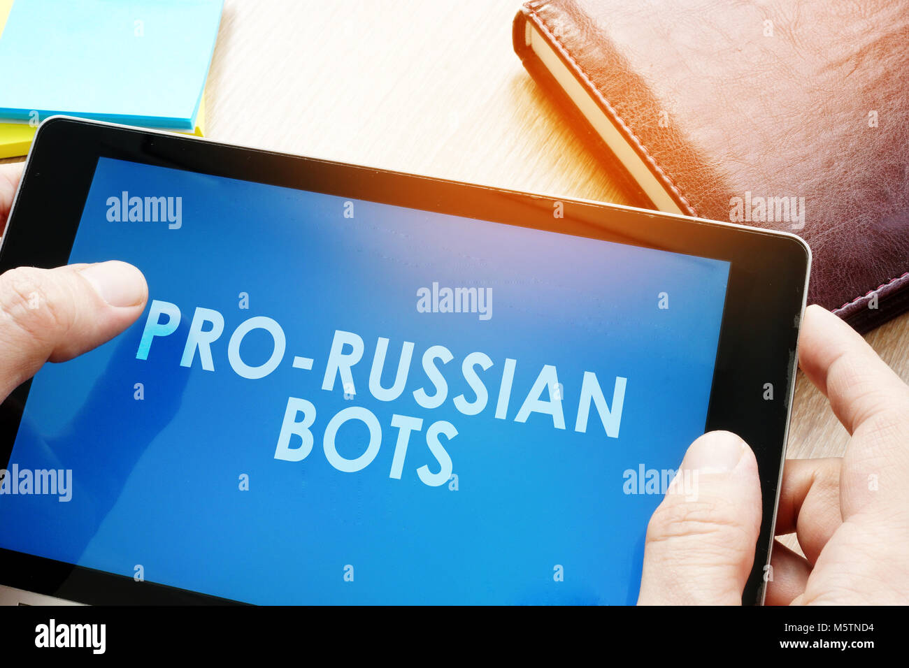 Man holding tablet avec mots clés pro-Fédération de bots. La propagande internet russe concept. Banque D'Images