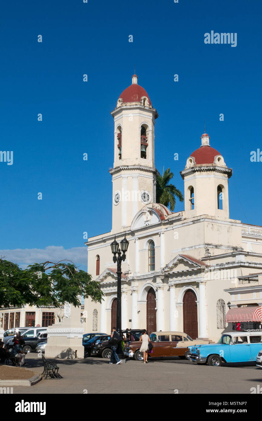 Voitures anciennes à Jose Marti Park, la place principale de Cienfuegos, en face de la Purisima Concepcion cathédrale. Cienfuegos, Cuba. Banque D'Images