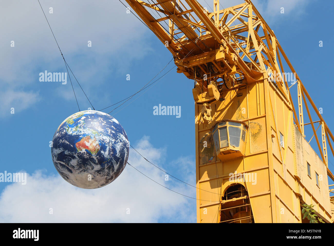 Une Grue Jaune A Nantes France Photo Stock Alamy
