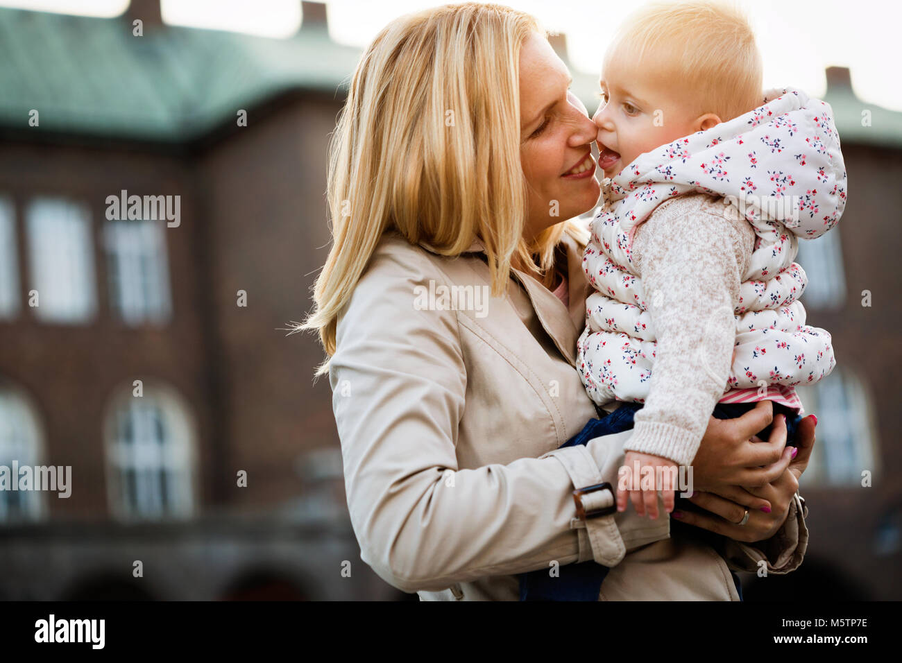 Happy Family moments de maman et bébé. La maternité et les soins. Banque D'Images
