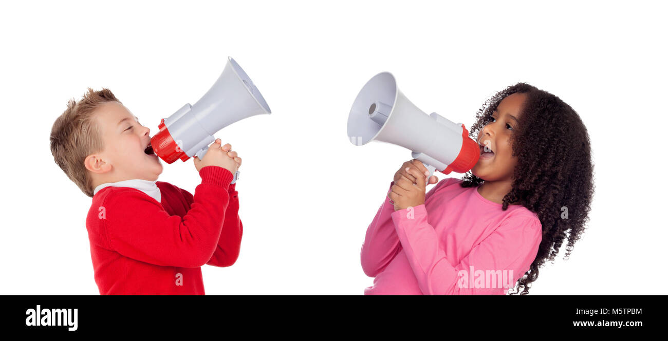 Drôle de petit garçon crier à travers un mégaphone à son ami. Isolé sur  fond blanc Photo Stock - Alamy