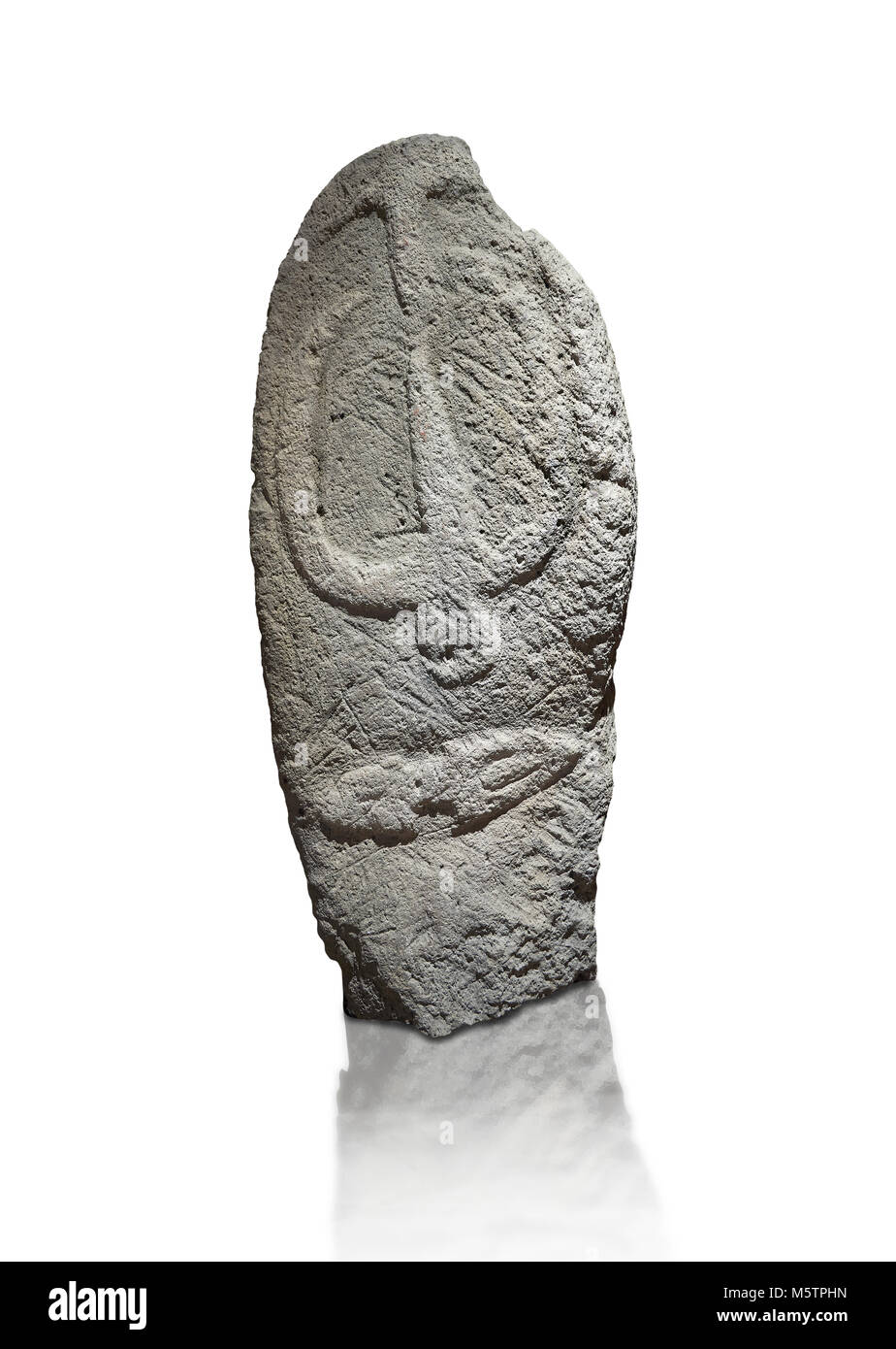 La fin de l'époque néolithique Menhir préhistorique standing stone de sculptures sur son côté face. La représentation d'un stylalised figure masculine commence à la Banque D'Images