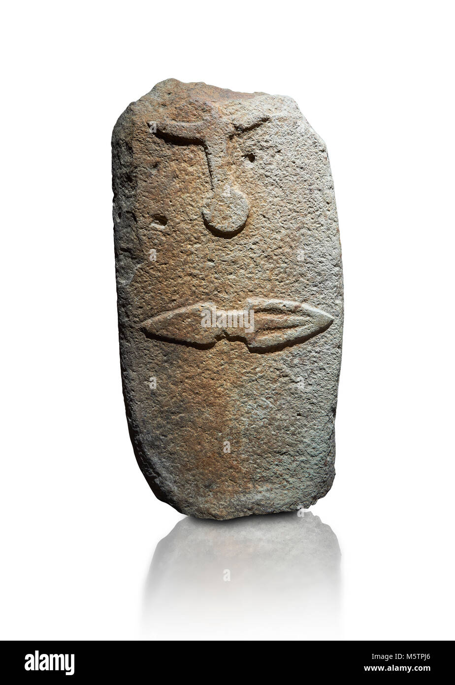 La fin de l'époque néolithique Menhir préhistorique standing stone de sculptures sur son côté face. La représentation d'un stylalised figure masculine commence à la Banque D'Images