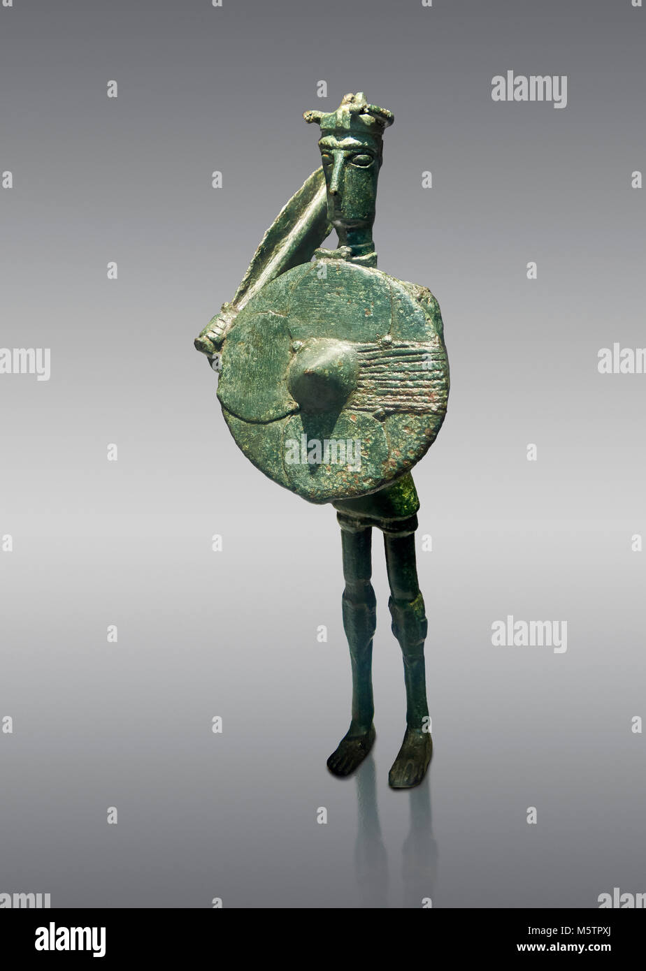 L'âge du fer broze nuragiques statue d'un soldat avec un bouclier et l'épée de Monte Arcosu di Uta, la Sardaigne. Museo Archeologico Nazionale, Cagliari, Italie. Banque D'Images