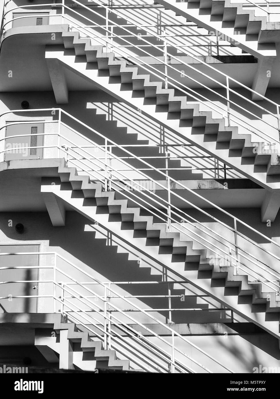 Résumé d'étages d'escalier extérieur en noir et blanc. Banque D'Images