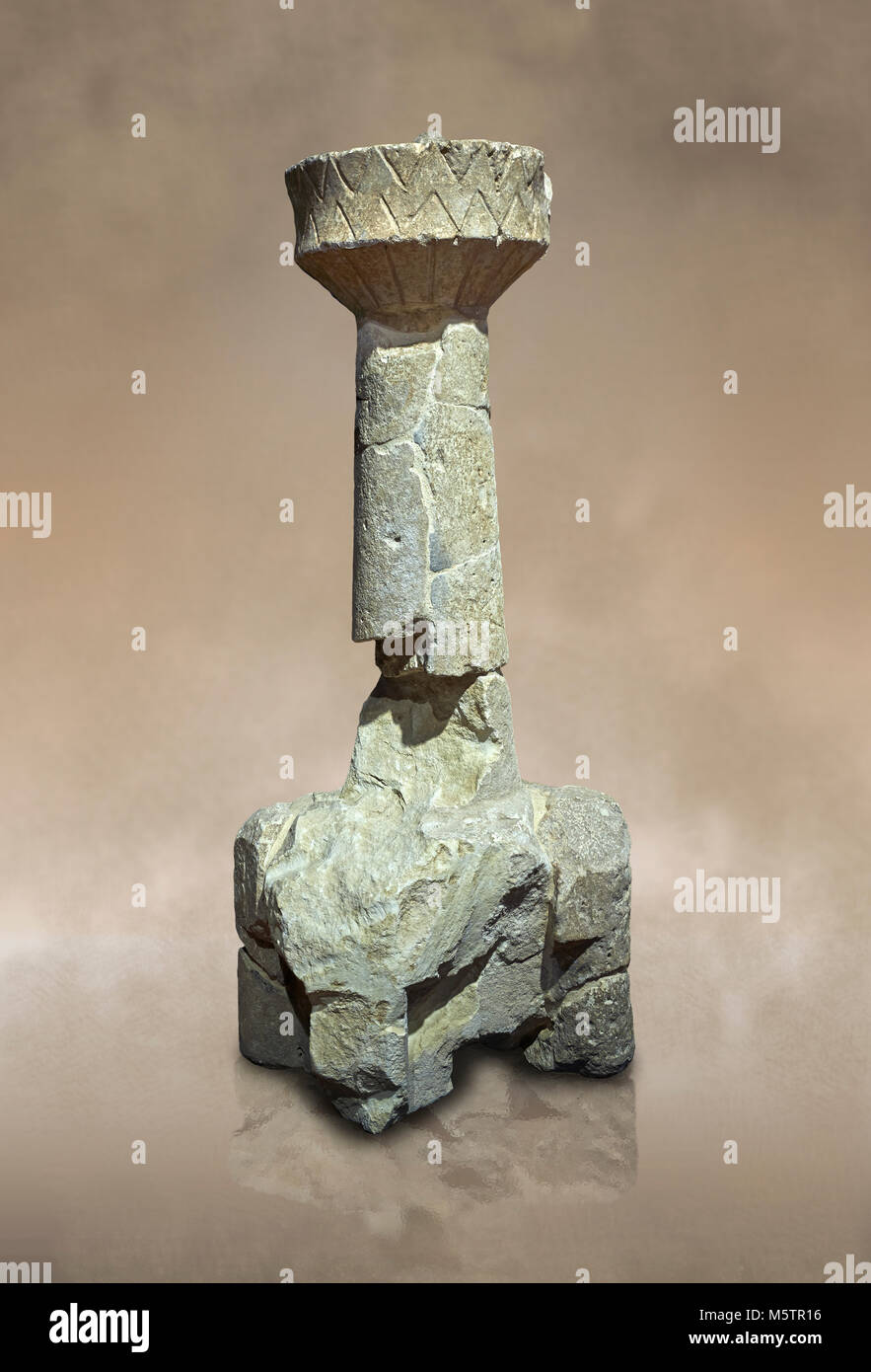 9e siècle avant J.-C. Les géants du Mont'e Prama modèle d'un cetral nuragiques tower d'un nuraghe avec 4 tours autour de sa base, le Mont'e Prama site archéologique, C Banque D'Images