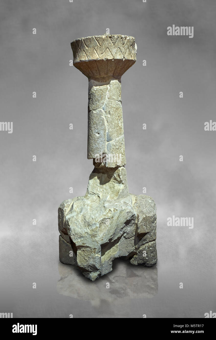 9e siècle avant J.-C. Les géants du Mont'e Prama modèle d'un cetral nuragiques tower d'un nuraghe avec 4 tours autour de sa base, le Mont'e Prama site archéologique, C Banque D'Images