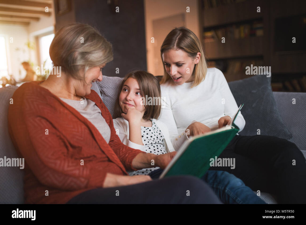 Une petite fille avec la mère et grand-mère à la maison. Banque D'Images