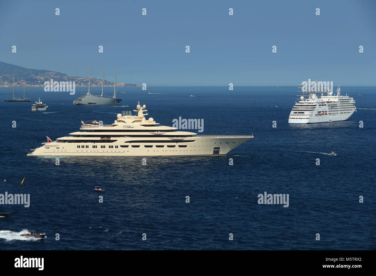 Plus grand yacht personnel dans le monde "d'ilbar" de l'homme d'Alisher Usmanov et un yacht à voile d'Andreï Melnichenko et Italia sur zone Banque D'Images