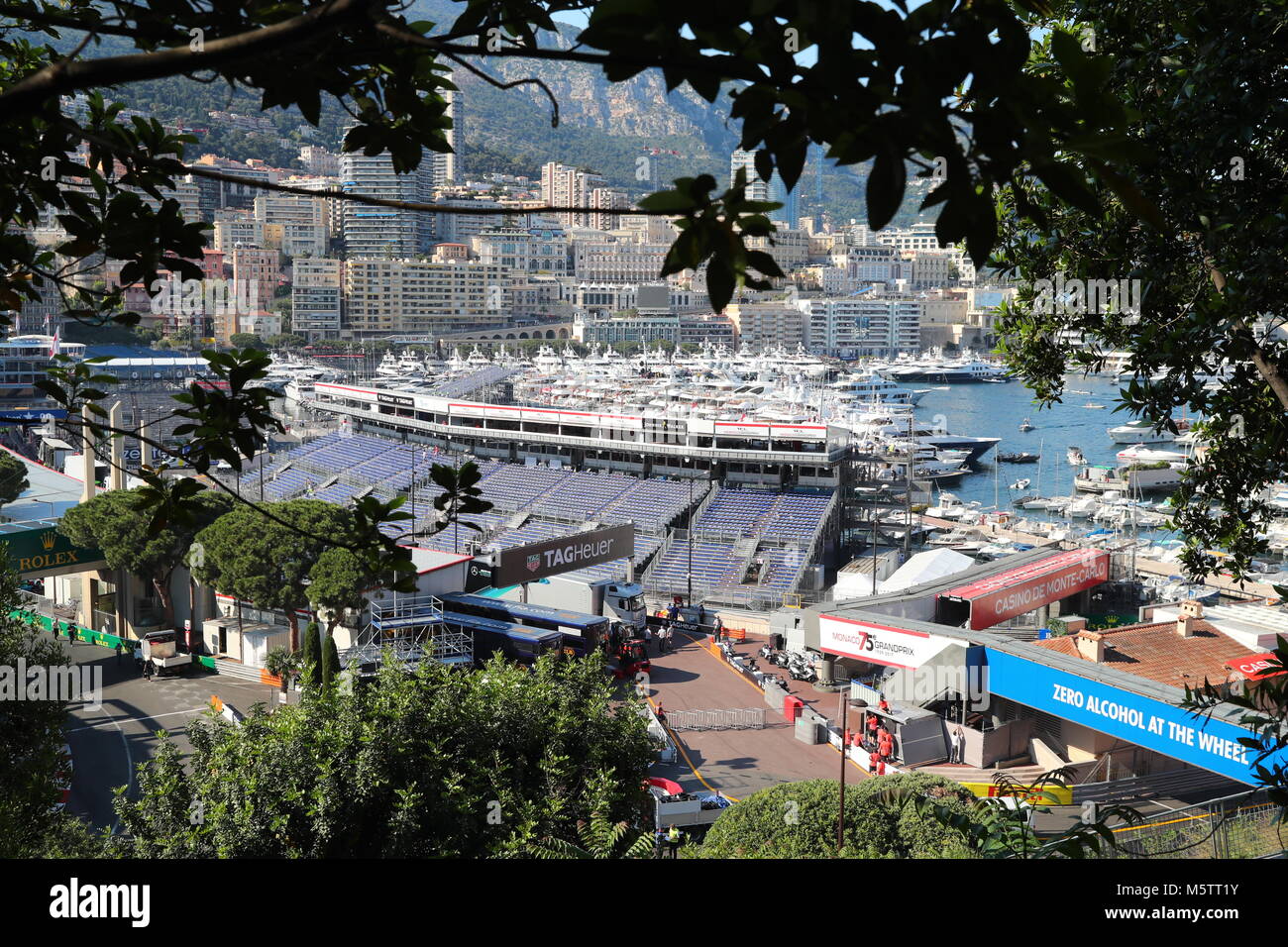 Monaco, Monte-Carlo, 28 mai 2017 : Le Port Hercule au moment de l'exécution de course du Grand Prix de Formule 1, beaucoup de méga yachts, installation d'humains Banque D'Images