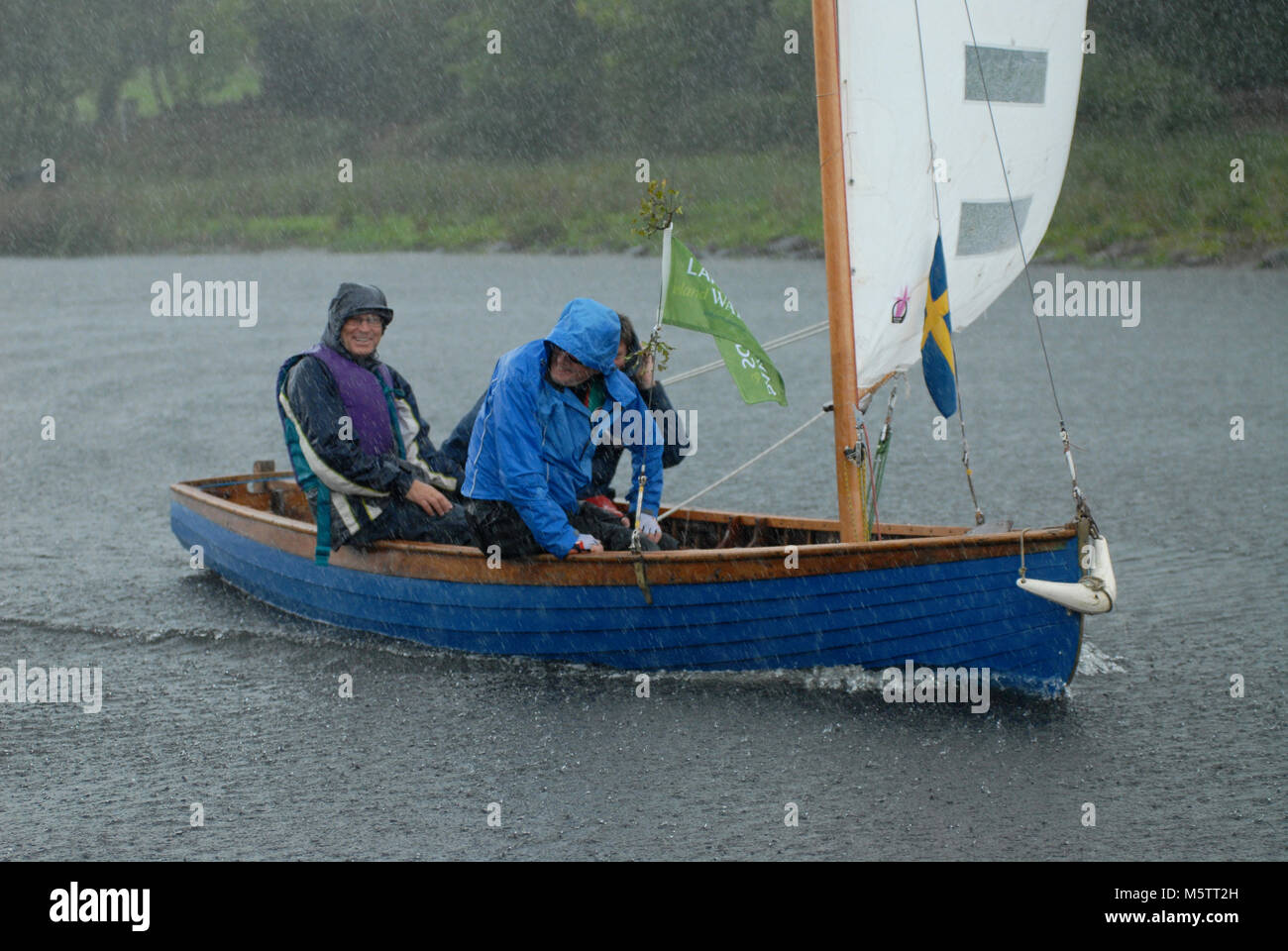 Lars Palm et son équipage profitent de la pluie sur leur Shannon One Design affrété sur le Lough Erne lors du Lakelands & Inland Waterways Ireland Sailing RAID. LO Banque D'Images