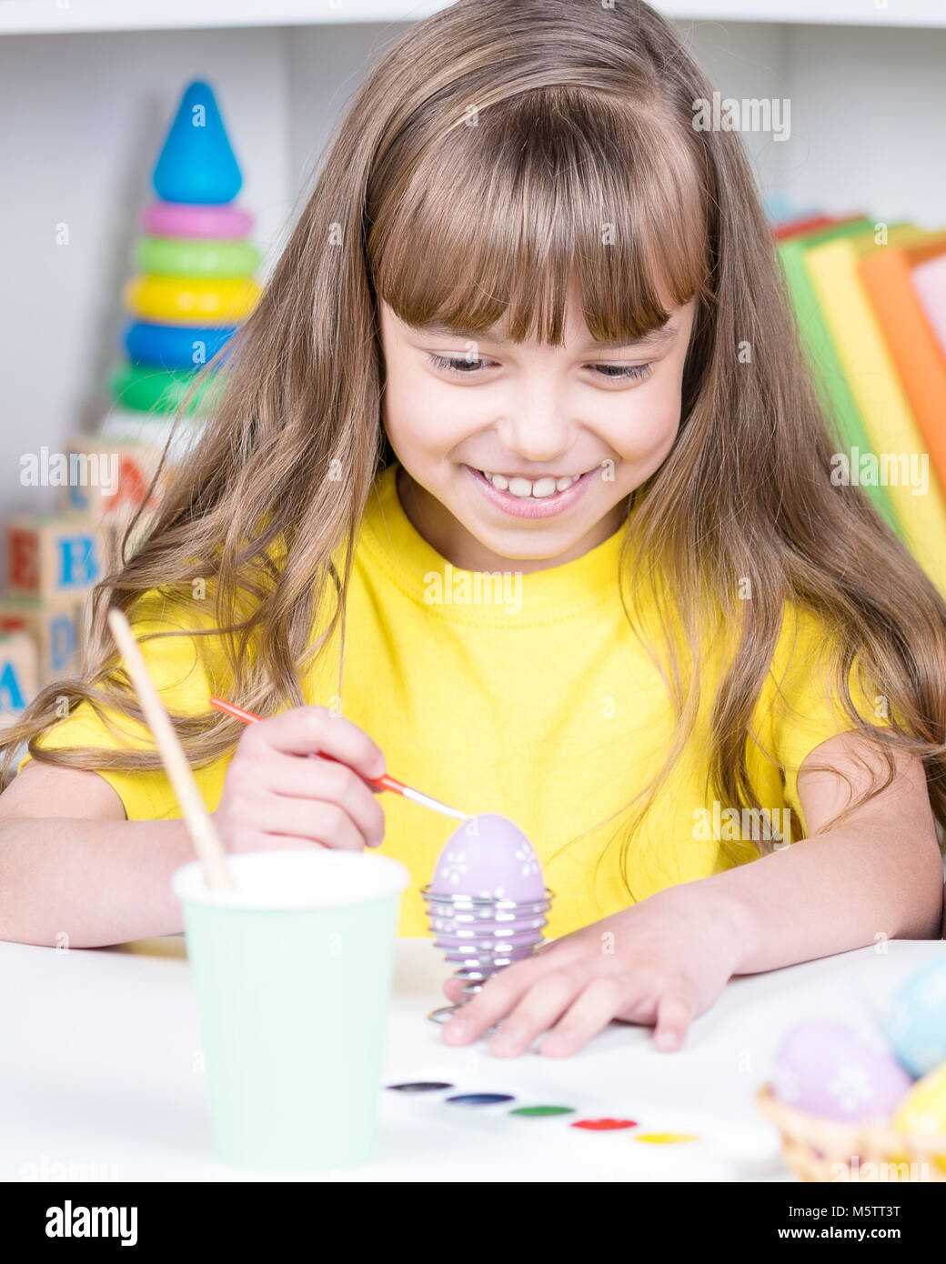 Les oeufs de Pâques peinture enfant Banque D'Images