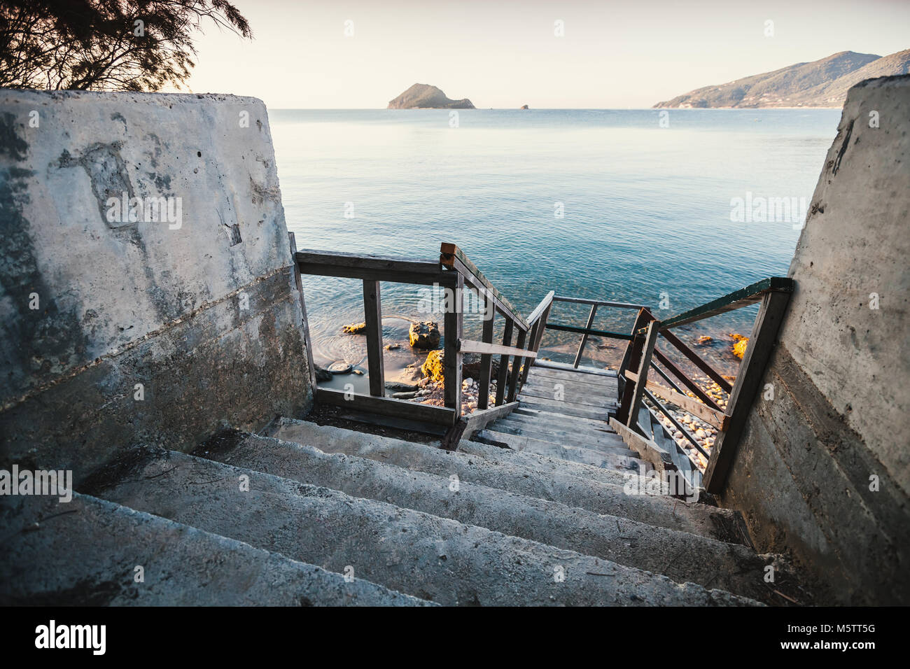 Vue en perspective des vieux escaliers descendant jusqu'à la côte de la mer, l'île de Zakynthos, Grèce Banque D'Images