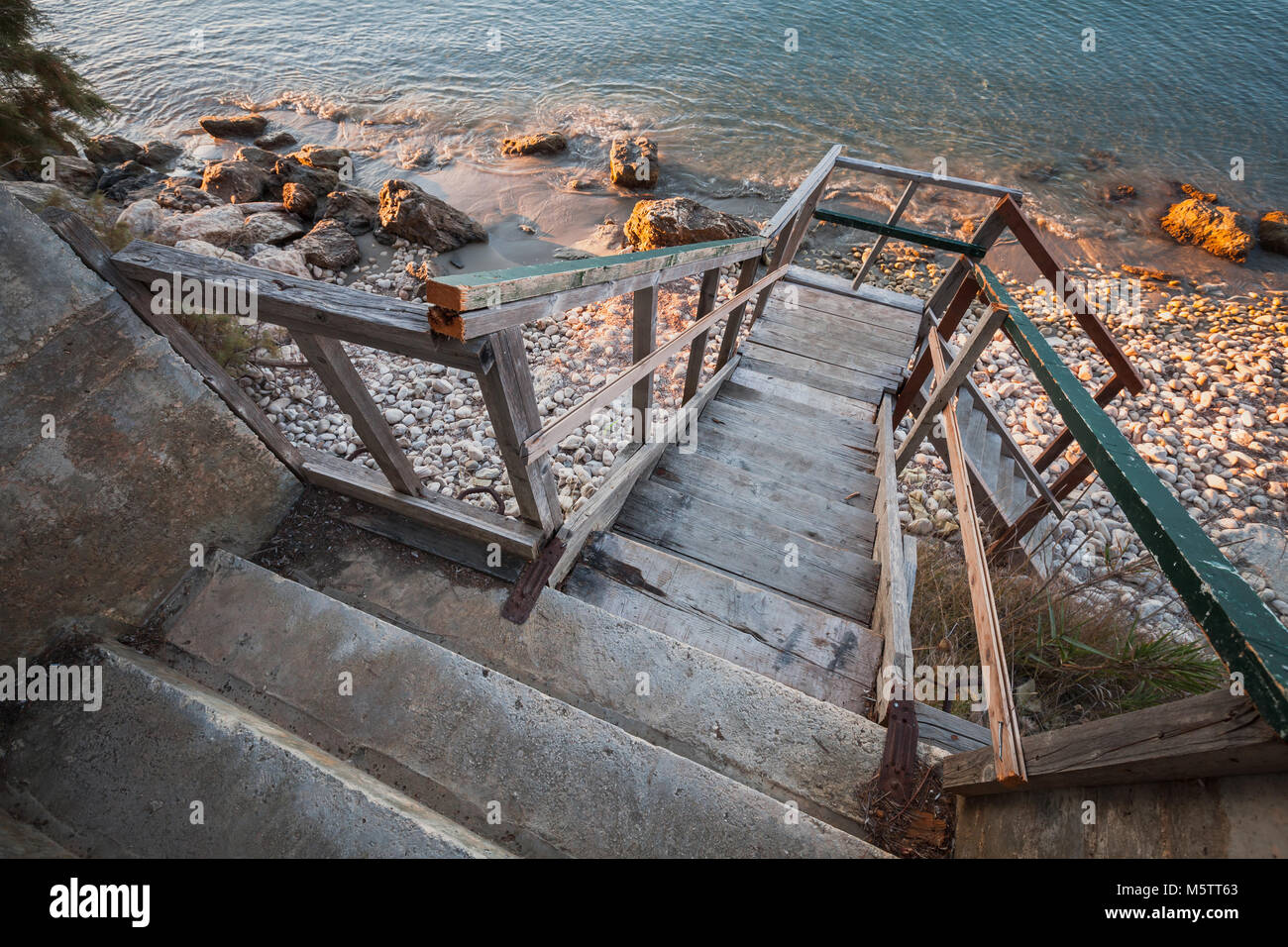 Vue en perspective de l'ancien escalier en bois allant jusqu'à la plage. L'île de Zakynthos, Grèce Banque D'Images