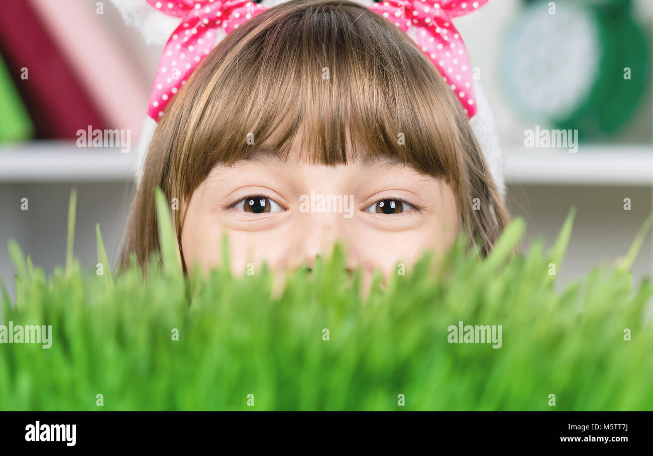 Petite fille avec de l'herbe verte Banque D'Images