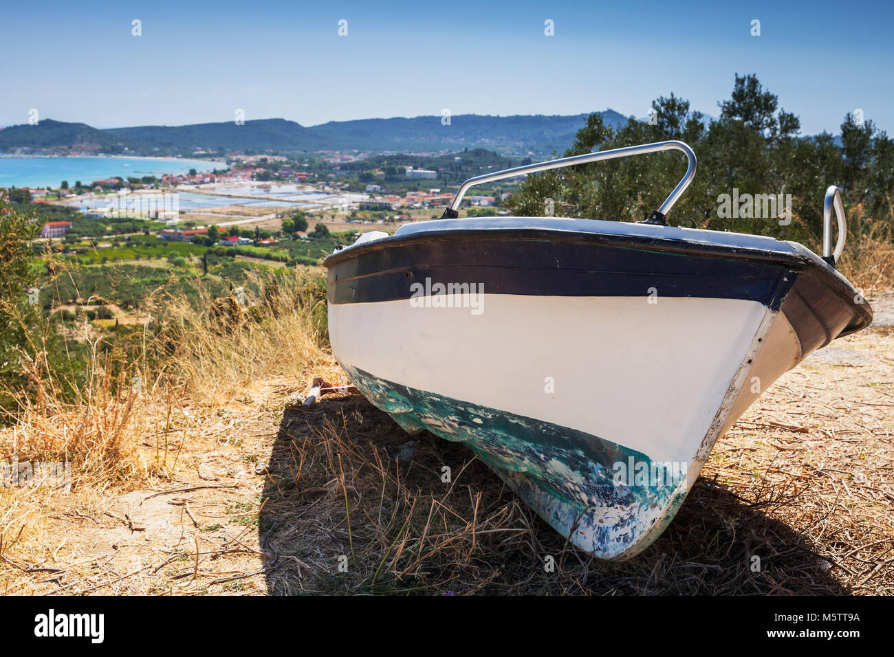 Bateau de pêche sur la côte. Paysage d'été de l'île de Zakynthos, Grèce Banque D'Images