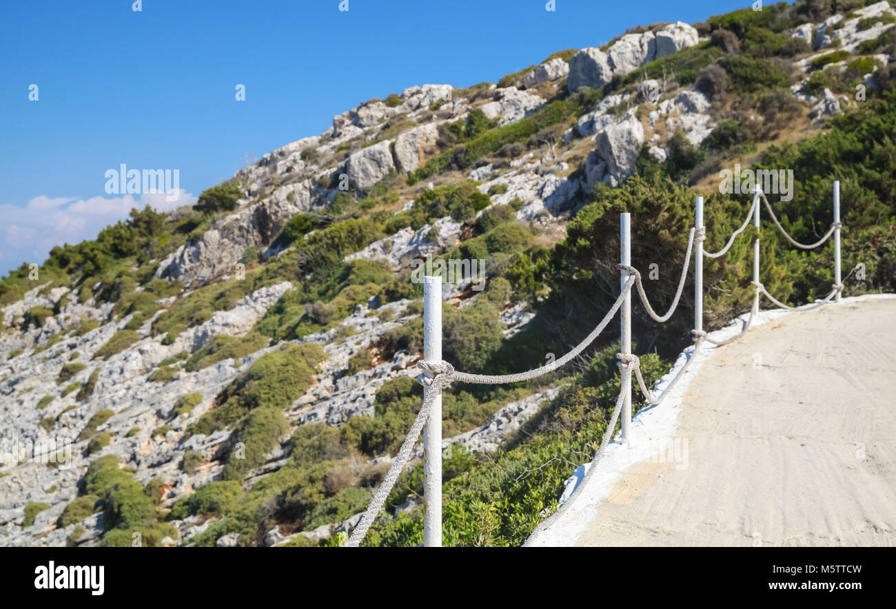 La chaîne Côtière terrasse avec barrière. Zakynthos île grecque dans la mer Ionienne Banque D'Images