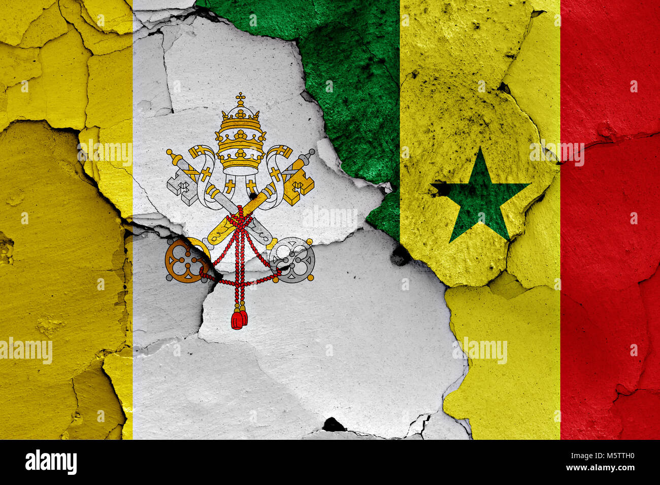 Pavillon du Vatican et le Sénégal peint sur mur fissuré Banque D'Images