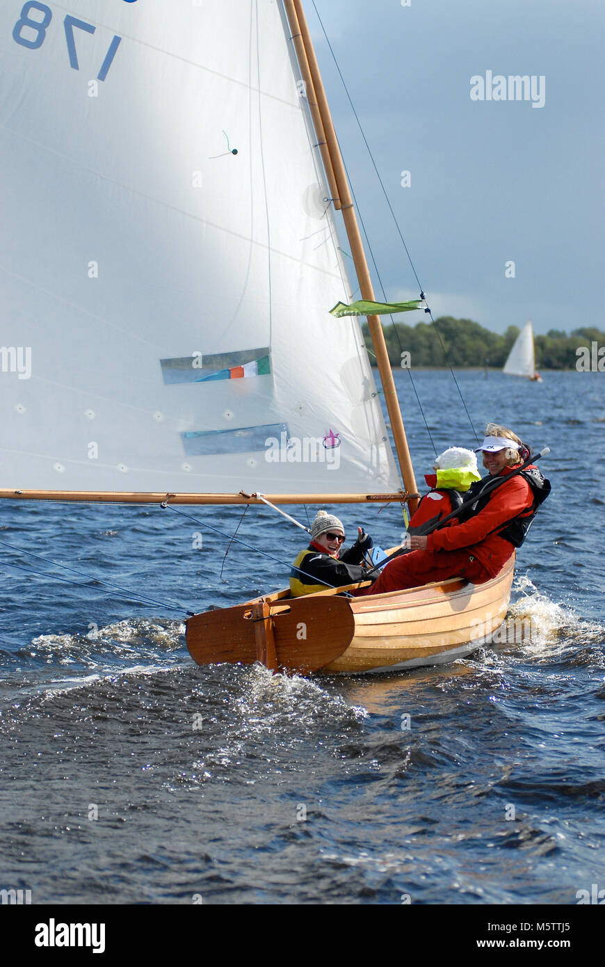 Le Shannon One Design de Cathy MacAleavey court jusqu'à Roosky lors du premier Lakelands & Inland Waterways Ireland Sailing RAID. Lieu : rivière Shannon, IRE Banque D'Images