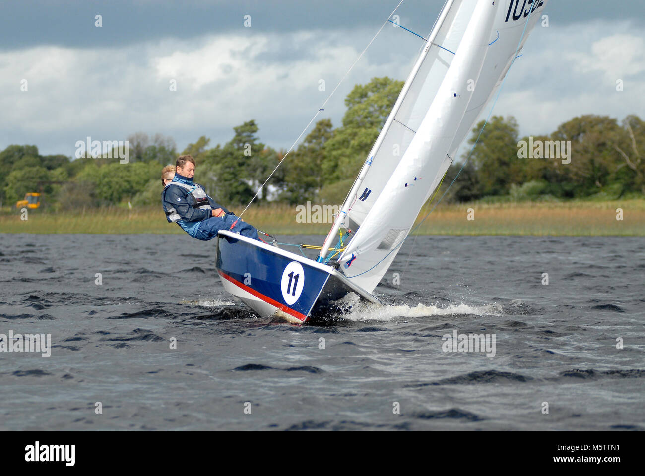 Un voyageur canot en direction de Tarmonbarry lors d'un raid de la voile sur la rivière Shannon en Irlande. Wayfarer champion Monica Schaefer est à la barre. Banque D'Images